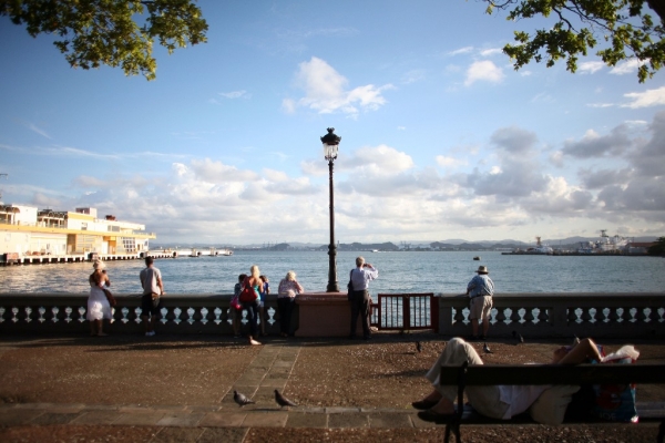 Turistas miran desde el muelle cerca de la terminal de cruceros en el Viejo San Juan, Puerto Rico. 
