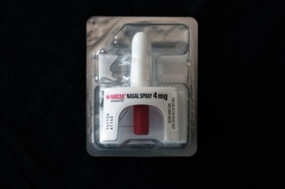 La naloxona en versión espray nasal se comercializa con el nombre de Narcan.