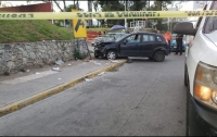 Mientras ella estaba en la banqueta un auto perdió el control, subió a la acera y la impactó contra un muro, dejándola prensada.