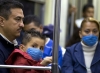 Usuarios del metro de la Ciudad de México usan máscaras para evitar el contagio