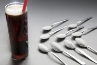 Algunas bebidas de cola contienen nueve cucharillas de azúcar en 330 ml