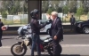 Al descender de la motocicleta, Andrés Manuel agradece al piloto con un saludo de manos.
