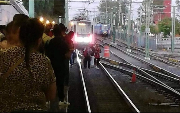 Explicaron que el tren no se descarriló totalmente, sino que se salió &quot;un poco de la vía&quot; sin que se registraran mayores afectaciones. 