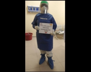 Gladis Cruz Gordon, enfermera del hospital civil de Juchitán Macedonio Benítez Fuentes, el cual fue habilitado por el propio personal para atender a pacientes con coronavirus en Oaxaca, afirma que labora cuatro horas todos los días atendiendo a pacientes contagiados.