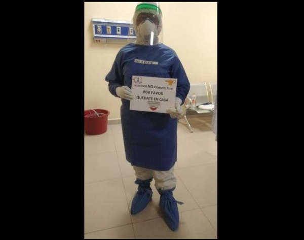 Gladis Cruz Gordon, enfermera del hospital civil de Juchitán Macedonio Benítez Fuentes, el cual fue habilitado por el propio personal para atender a pacientes con coronavirus en Oaxaca, afirma que labora cuatro horas todos los días atendiendo a pacientes contagiados.