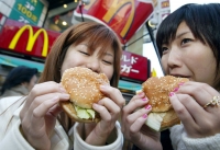 Dos japonesas comiendo un Big Mac.