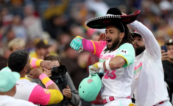 Fernando Tatis Jr. celebra uno de sus dos jonrones poniéndose el sombrero de charro que trajeron de México.