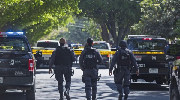 Giran tres órdenes de aprehensión en contra de policías de Zapopan que participaron en el asesinato de una familia en San Cristóbal