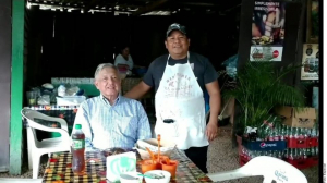 AMLO junto al comerciante malogrado.