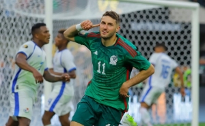 Santiago Giménez empieza a celebrar su golazo casi al final del partido.