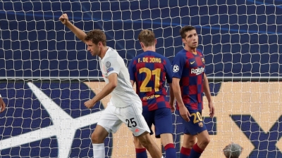 Thomas Müller celebra el gol de Ivan Perisic en el partido entre el Bayern de Múnich y el F.C. Barcelona, en Lisboa (Portugal), el 14 de agosto de 2020.