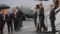 Obama y su mujer aterrizando en La Habana, recibido por su ministro de Asuntos Exteriores