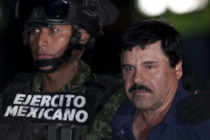 "El Chapo" es resguardado por un elemento del Ejército Mexicano.