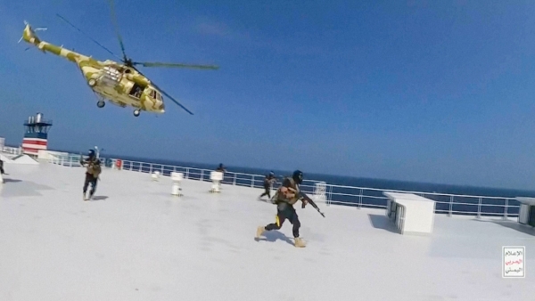 Captura de pantalla de un vídeo que muestra a rebeldes hutíes tomando el buque de carga Galaxy Leader en el mar Rojo.