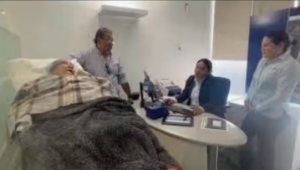 Fidelia Vásquez Nuño acude al banco en Oaxaca, México, para cobrar su pensión.