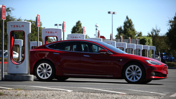 Un hombre drogado se queda dormido mientras su Tesla participa en una persecución policial