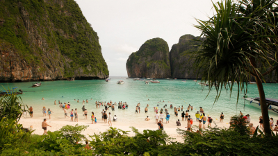 Turistas en la playa de Maya Bay, en la isla Phi Phi Leh, Tailandia, 31 de mayo de 2018.