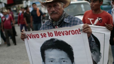 Los padres de los estudiantes no confían en la investigación oficial y reclaman la entrega de sus hijos con vida.