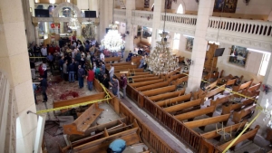 Personal de seguridad investigan en el interior de la iglesia copta de San Jorge de Tanta.
