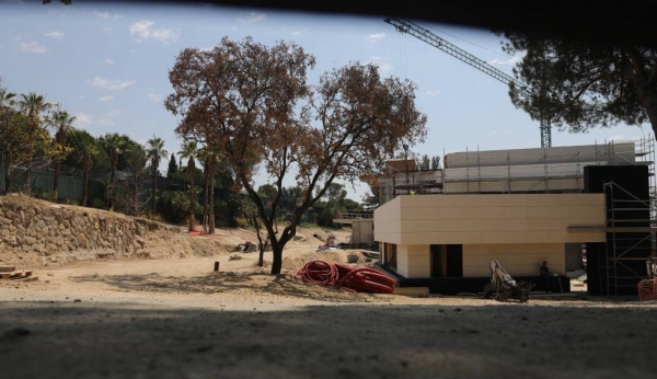 Vista del interior de la finca donde se están realizando las obras, en Alcobendas. 