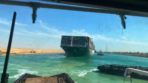 El canal de Suez se reabre al tráfico