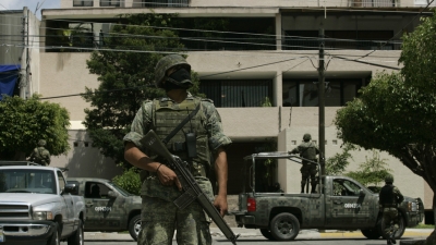 Un soldado vigila durante una operación en un barrio rico de Guadalajara, México, el 6 de septiembre de 2012.