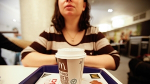 VIDEO: Otra pelea en un McDonald&#039;s: Una empleada somete brutalmente a una clienta