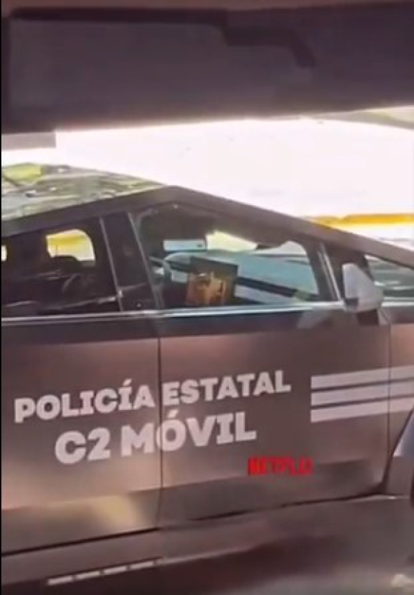 &quot;No se distraerán&quot;: graban a un policía de Jalisco viendo series en su Cybertruck