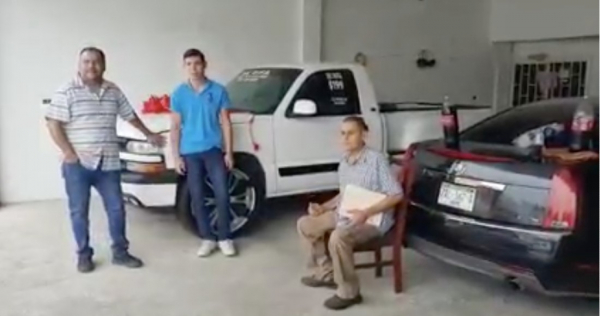 Hombre rifa su camioneta para pagar tratamiento de cáncer. El ganador se la regresa