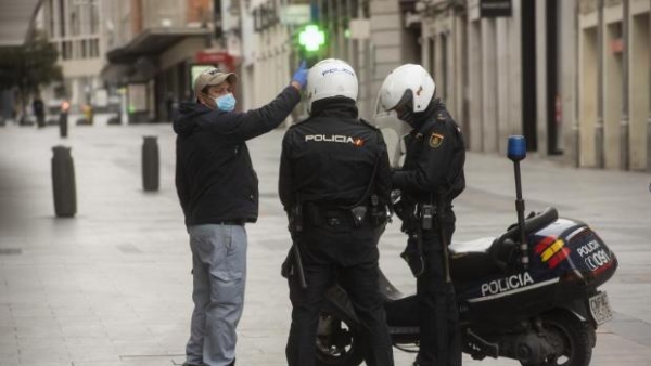 Dos agentes identifican a un hombre en el centro de Madrid -
