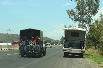 En la imagen, traslado de trabajadores en San Isidro Mazatepec. 