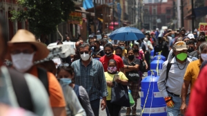 Personas esperan que abran las tiendas comerciales en Ciudad de México, el 6 de julio de 2020.