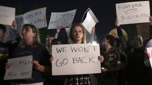 Activistas a favor del derecho a decidir y en contra del aborto se manifiestan frente a la Corte Suprema de EE.UU. el 2 de mayo de 2022.