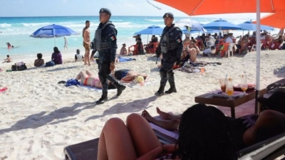Policías federales vigilan las playas de Cancún.