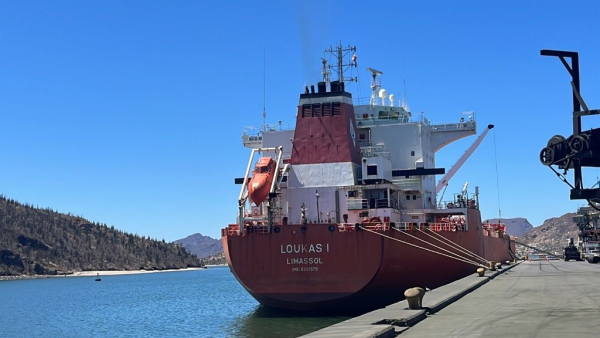 El buque mercante Loukas I arribó al puerto de Guaymas, Sonora, con una carga de 25 mil toneladas de fertilizante. 