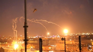 Un helicóptero estadounidense lanza bengalas sobre la Zona Verde de la capital iraquí, Bagdad, el 31 de diciembre de 2019.
