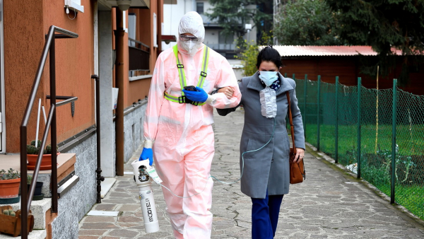 Mujer con síntomas de covid-19 en Arcore, Italia. 16 de noviembre de 2020. 