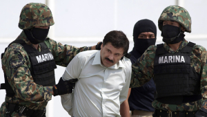 Joaquín 'el Chapo' Guzmán es escoltado en un hangar en la Ciudad de México, el 22 de febrero de 2014.