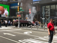 Un coche atropella a alta velocidad a una multitud en la plaza de Times Square
