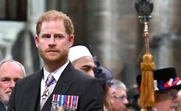 El príncipe Harry en la Abadía Westminster durante la coronación de Carlos III y Camila.