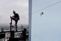 Hombre se lanza en paracaídas desde el piso 42 del Hotel Riu en Guadalajara