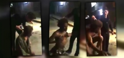 Adal Mundo en el momento que tortura a un indigente.