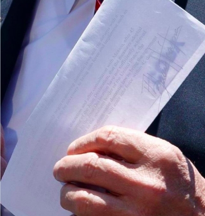 Trump agita la hoja doblada del acuerdo &#039;secreto&#039; con México ante medios, pero los periodistas logran leerla