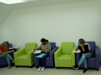 óvenes llenan solicitudes de empleo durante la pandemia.