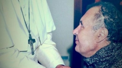 Detienen a un estafador que se hizo pasar por inválido durante 12 años y engañó hasta al papa