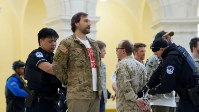 Arrestan a decenas de veteranos en EE.UU. cuando protestaban contra la guerra en Irán