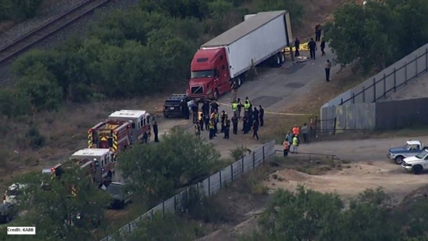 Autoridades atienden reporte sobre migrantes asfixiados en un tráiler, en San Antonio, Texas, EE.UU., 27 de junio 2022