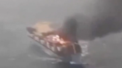 Irán muestra un barco en llamas atacado cerca del estrecho de Ormuz