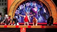 Avengers: Endgame’: el actor australiano Chris Hemsworth; y los actores estadounidenses Chris Evans, Robert Downey Jr., Scarlett Johansson y Mark Ruffalo posan durante una ceremonia en la que plasmaron las huellas de sus manos en el Teatro Chino de Hollywood este martes, en Los Ángeles (EE.UU.)