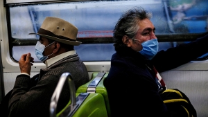 Viajeros usan mascarillas distribuidas por las autoridades en la estación de metro Pantitlán, en la Ciudad de México, el viernes 17 de abril de 2020.